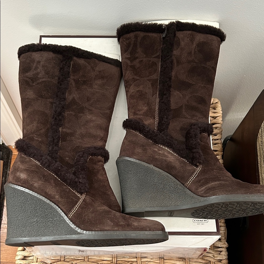 Coach Jordana Boots
Brown Suede Wedge Signature
Logo Fur Trim